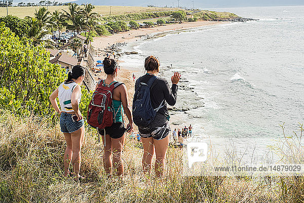 Freunde blicken auf den Strand von Hookipa  Maui  Hawaii