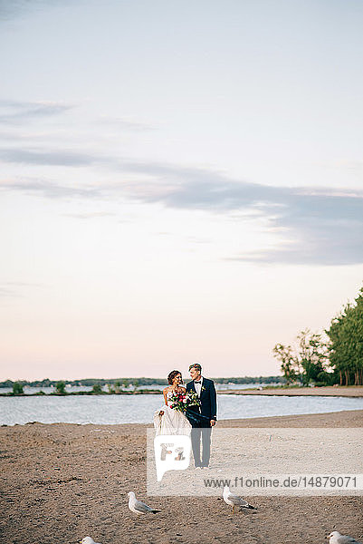 Romantische Braut und Bräutigam barfuss am Seeufer  Ontariosee  Toronto  Kanada
