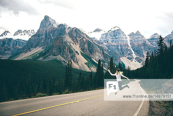 Frau springt auf der Strasse in die Luft  Jasper  Kanada