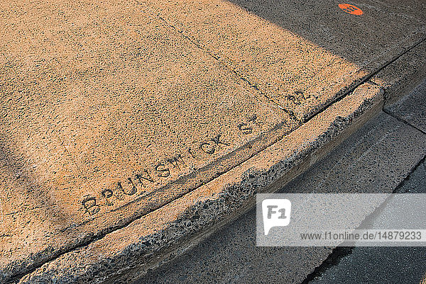 Auf dem Bürgersteig eingravierte Worte 'Brunswick St' Halifax Kanada