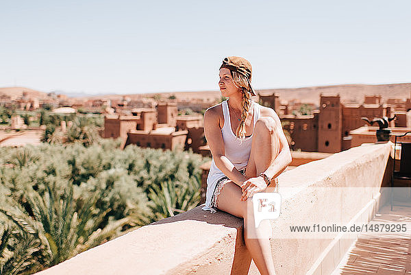 Frau genießt Blick auf Steinmauer  Ouarzazate  Souss-Massa-Draa  Marokko