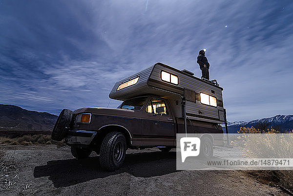 Frau genießt Aussicht auf dem Dach eines Wohnmobils in der Wüste  Sierra Nevada  Bishop  Kalifornien  USA