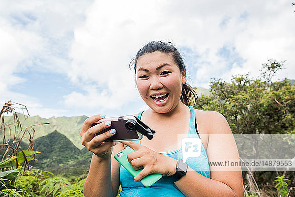 Wanderer mit Mobiltelefonen im Regenwald  Iao Valley  Maui  Hawaii