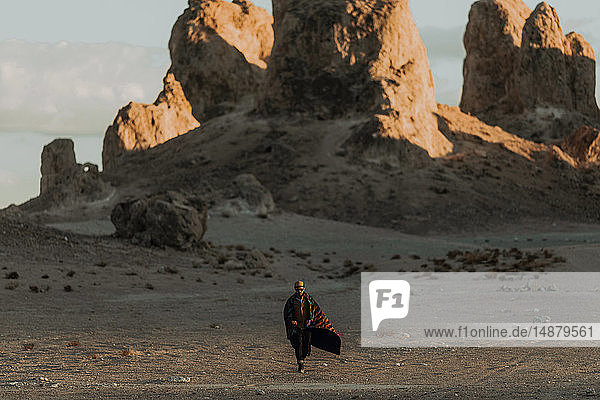 Mann durchquert Wüste  Trona Pinnacles  Kalifornien  USA