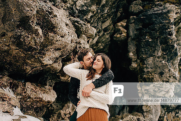 Paar  das sich neben einer Felswand umarmt  Tobermory  Kanada