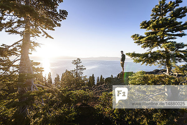 Mann auf dem Gipfel bei Sonnenaufgang  Lake Tahoe  Tahoe City  Kalifornien  Vereinigte Staaten