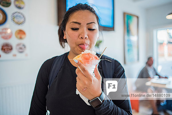 Frau genießt Eiscreme in der Herberge  Maui  Hawaii
