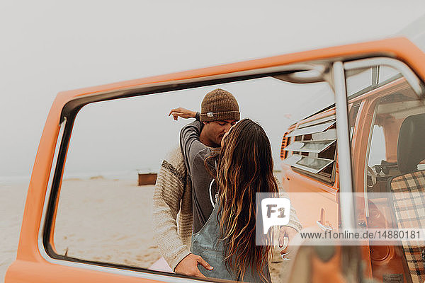 Junges Paar küsst sich am Strand in einem Wohnmobil  Jalama  Kalifornien  USA