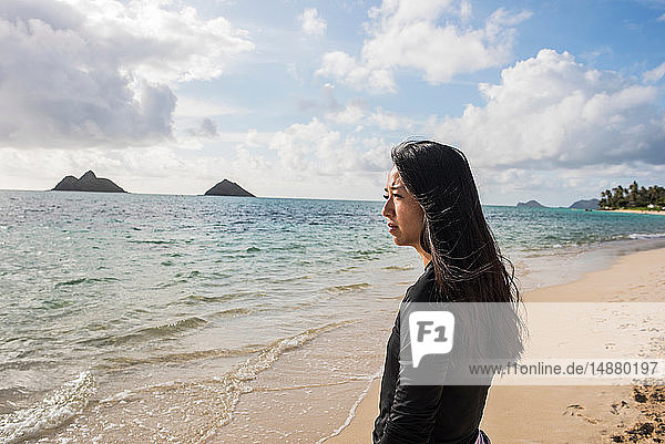 Frau schaut aufs Meer hinaus  Lanikai Beach  Oahu  Hawaii