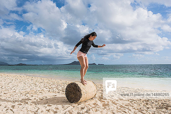 Frau balanciert auf Grasrolle  Lanikai Beach  Oahu  Hawaii