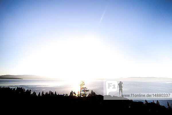 Mann fotografiert bei Sonnenaufgang  Lake Tahoe  Tahoe City  Kalifornien  Vereinigte Staaten