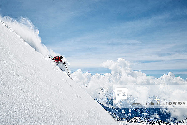 Landschaft mit männlichem Skifahrer  der steile Berghänge hinunterfährt  Alpe-d'Huez  Rhône-Alpes  Frankreich