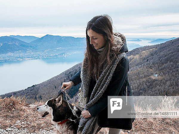 Frau beim Hundespaziergang auf einem Hügel  Premeno  Piemont  Italien