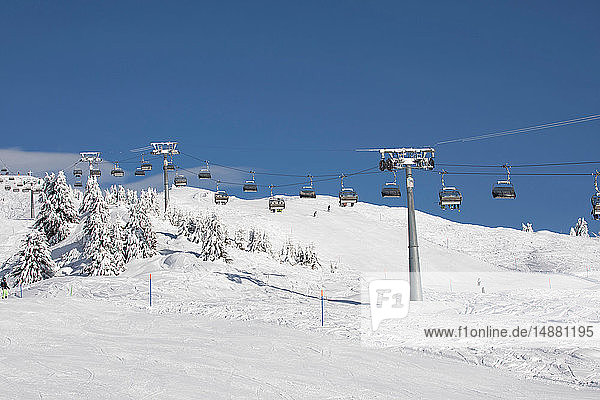Skigebiet  Seilbahnen über verschneiten Hängen  Zermatt  Wallis  Schweiz