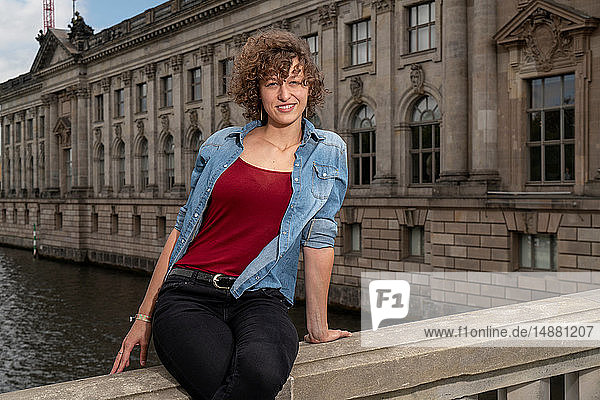 Studentin auf Stadterkundung Berlin Deutschland
