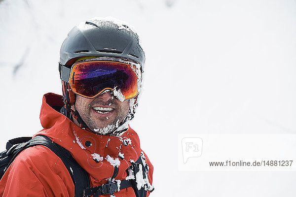 Skifahrer mit Skihelm und Skibrille mit Frostbart  Porträt  Alpe-d'Huez  Rhône-Alpes  Frankreich