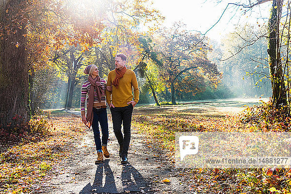 Paar beim Spaziergang im Herbstpark  Strandbad  Mannheim  Deutschland