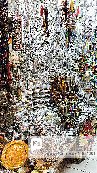 Geschäft voller traditioneller und dekorativer Haushaltswaren  Marrakesch  Marokko