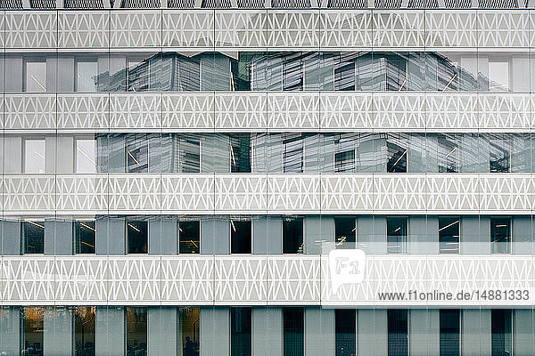 Reflexion über die Fassade eines Bürogebäudes  Stockholm  Schweden