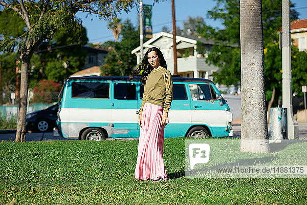 Junge Frau im Maxirock im Park  Porträt  Los Angeles  Kalifornien  USA