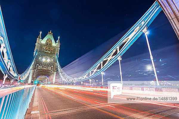 Lange Belichtung der Tower Bridge bei Nacht mit Lichtstreifen vom Verkehr  City of London  UK