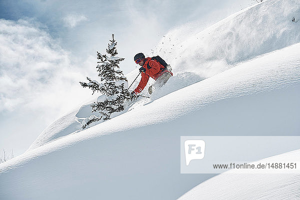 Männlicher Skifahrer auf schneebedecktem Berg  Alpe-d'Huez  Rhône-Alpes  Frankreich