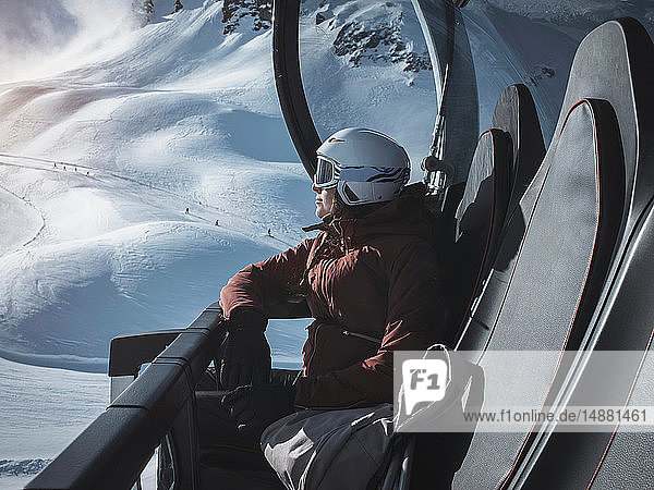Junge Skifahrerin mit Helm und Skibrille beim Blick vom Skilift  Alpe Ciamporino  Piemont  Italien