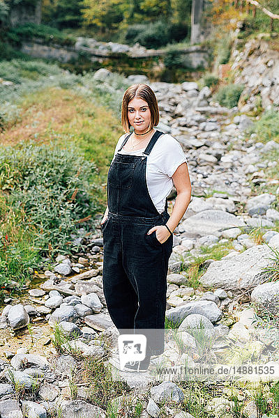 Frau im trockenen Flussbett stehend  Rezzago  Lombardei  Italien