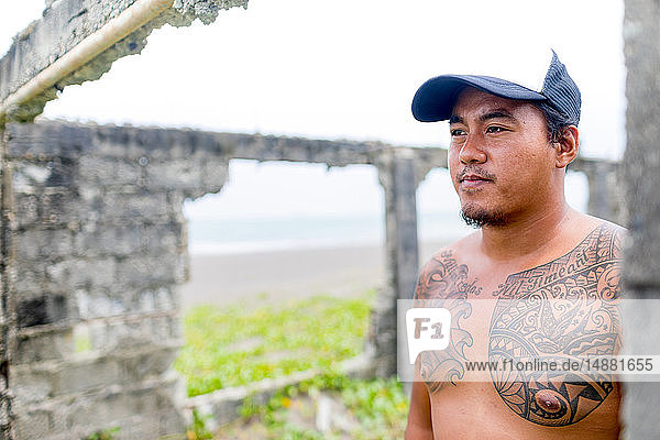 Mann auf einer verlassenen Stätte auf dem Meer  Pagudpud  Ilocos Norte  Philippinen