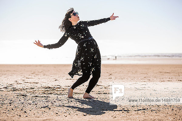 Am Strand tanzende Frau