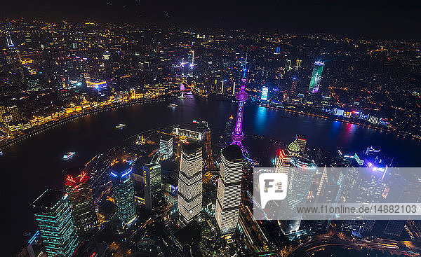 Stadtlandschaft mit Pudong und Huangpu-Fluss bei Nacht  Hochwinkelansicht  Shanghai  China