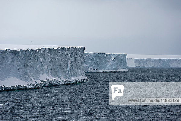 Arktischer Ozean und Eisklippen der polaren Eiskappe  Austfonna Nordaustlandet  Svalbard  Norwegen