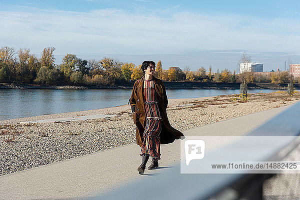 Frau zu Fuß entlang des Rheins  Strandbad  Mannheim  Deutschland