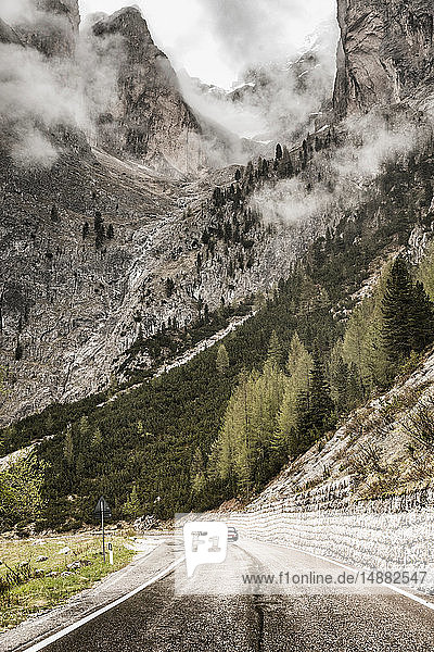 Landschaft mit Bergtalstraße und niedriger Wolke, Sankt Ulrich am Pillersee, Tirol, Österreich