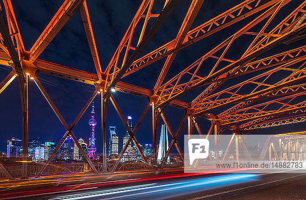 Waibaidu-Brücke und Skyline von Pudong bei Nacht  Shanghai  China