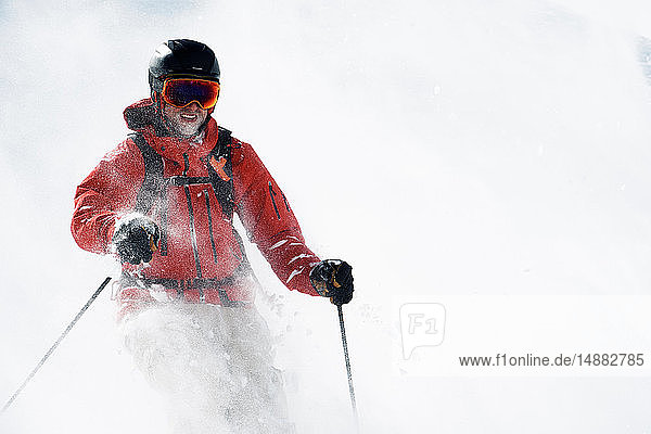 Männlicher Skifahrer im Pulverschnee am Berghang von Alpe-d'Huez  Rhône-Alpes  Frankreich