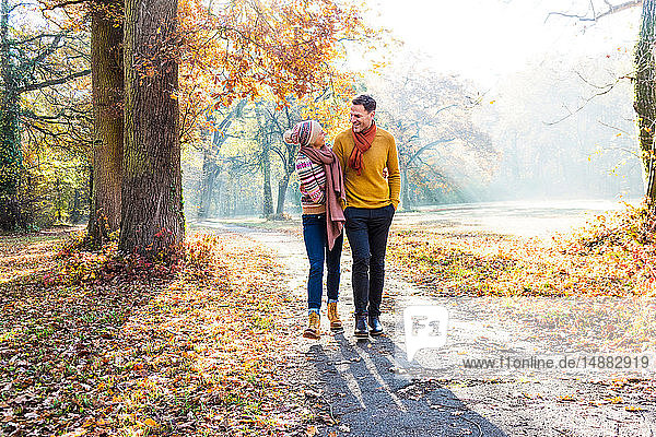 Paar beim Spaziergang im Herbstpark Strandbad Mannheim Deutschland