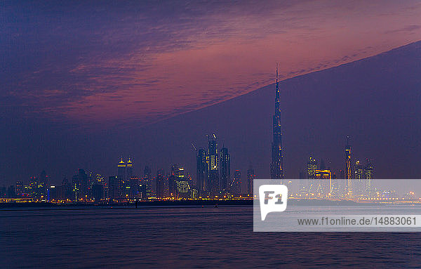 Nachthimmel über Dubai  Vereinigte Arabische Emirate