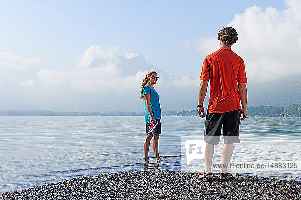 Mann und Frau entspannen sich am Lac d'Annecy  Annecy  Frankreich