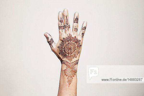 Hand mit Geste der Henna-Tätowierung