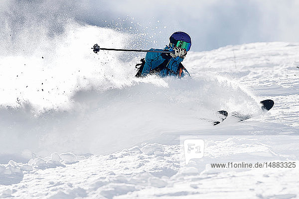 Männlicher Skifahrer schwenkt beim Skifahren den Berg hinunter  Alpe-d'Huez  Rhône-Alpes  Frankreich