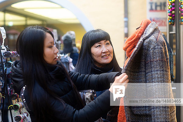 Mother and daughter window shopping at Christmas market  Freiburg  Baden-Wurttemberg  Germany