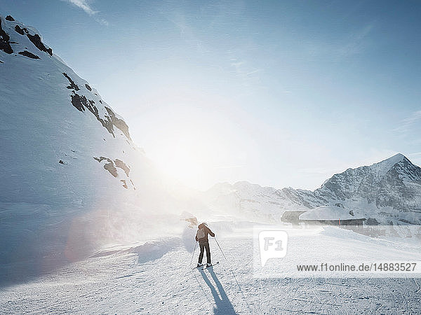 Junge Skifahrerin beim Skifahren in sonniger  schneebedeckter Landschaft  Alpe Ciamporino  Piemont  Italien