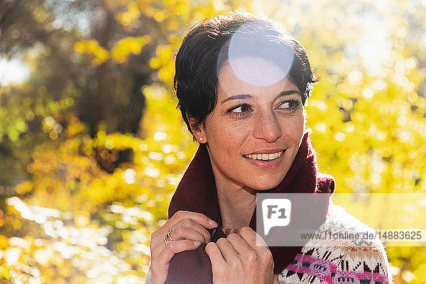 Lächelnde Frau im Herbstwald