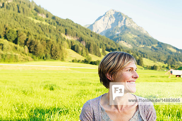 Frau genießt die Landschaft  Sonthofen  Bayern  Deutschland