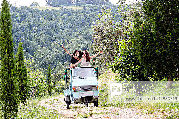Freunde auf dreirädrigen Fahrzeugen  Città della Pieve  Umbrien  Italien