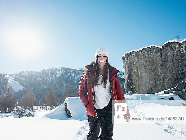 Junge Frau mit Strickmütze in schneebedeckter Landschaft  Porträt  Alpe Ciamporino  Piemont  Italien