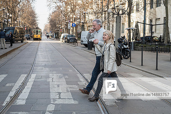 Älteres Ehepaar überquert Straße in der Stadt