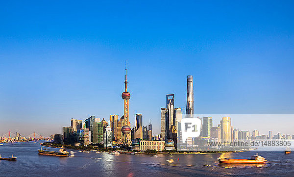Skyline von Pudong und Huangpu-Fluss  Shanghai  China