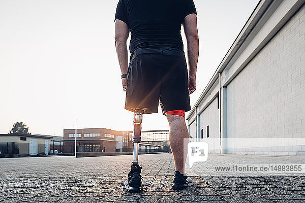 Mann mit Beinprothese beim Gehen